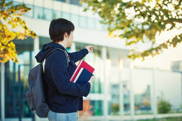 Stile Vita All Aperto Ritratto Giovane Studentessa Che Tiene Libri — Foto Stock