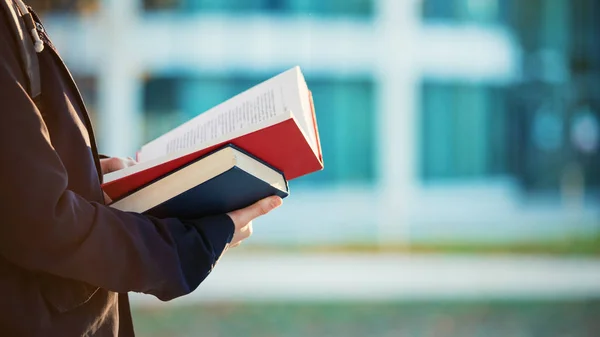 Ritratto Ratto Ravvicinato Delle Mani Degli Studenti Che Tengono Aperto — Foto Stock