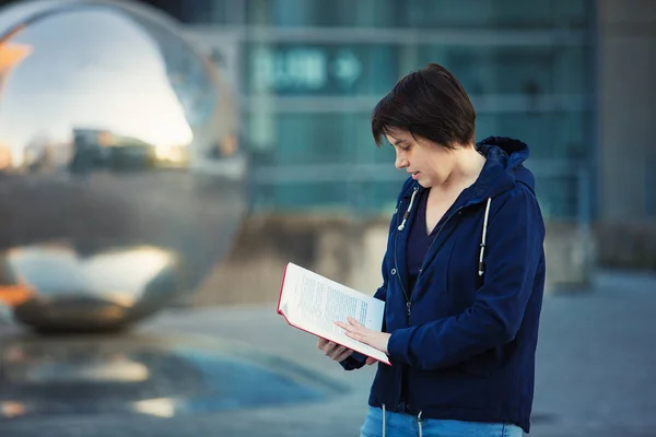 Giovane Studentessa All Aperto Ritratto Urbano Strada Leggendo Libro Concetto — Foto Stock