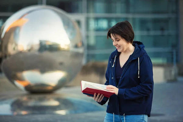 Giovane Studentessa Felice All Aperto Ritratto Urbano Strada Leggendo Libro — Foto Stock