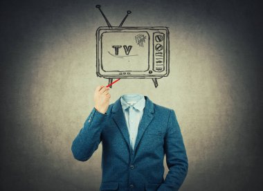Elinde kalem tutan görünmez yüzle gerçeküstü bağımlısı delikanlı tv simgesi kroki yerine baş çizin. Televizyon manipülasyon ve beyin yıkama kavramı. Kitle iletişim araçları propaganda denetimi.