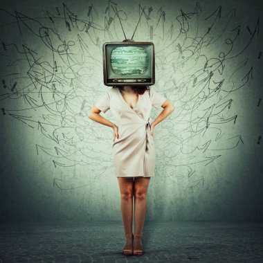Eller tam uzunlukta portre bağımlısı genç kadın kalça ve kafa yerine eski bir tv. Televizyon manipülasyon ve beyin yıkama kavramı. Kitle iletişim araçları propaganda denetim. Radyo dalgaları kroki okları karışıklık.
