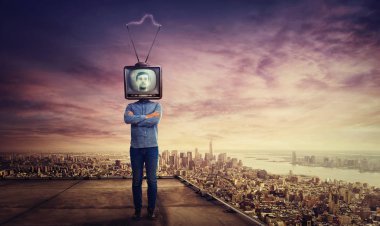 Çapraz kol ve kafa gökdelenin çatı büyük şehir günbatımı ufukta yerine eski tv bağımlısı adam. Televizyon manipülasyon ve beyin yıkama kavramı. Kitle iletişim araçları propaganda denetimi.