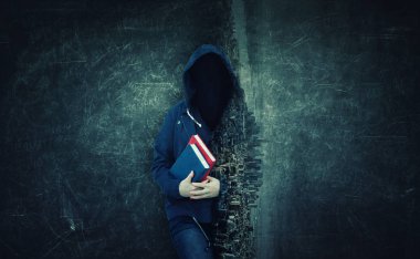 Anonim kimlik gizleme, iki kitap tutan hood, giyen görünmez yüzle. Bilinmeyen okuyucu Çift pozlama etkisi cityscape ve yazı tahtası üzerinde. Kimliğini gizlemek için takma isimle sosyal maske.