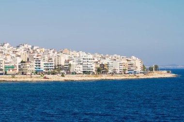 Mediteranian deniz şehir beyaz ile kıyıdaki binalar defne ve berrak mavi su. 