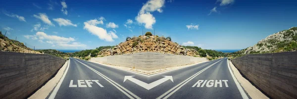 Cruce Bifurcación Carretera Dividida Dos Maneras Diferentes Elegir Camino Correcto — Foto de Stock