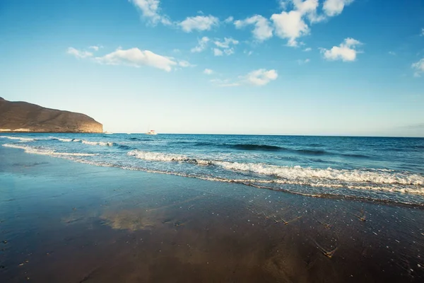 Песчаный Пляж Чистое Море Волны Голубое Небо — стоковое фото