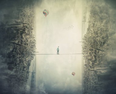 Genç slackline ip iki hayali paralel dünyalar arası bulutların üstünde yüksek Dengeleme siluet adam. Korkmuş seyir ip üstünde yürüme Slackliner. Fetih metafor, üstesinden meydan okuma.