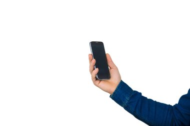 Erkek el kopya alanı ile beyaz arka plan üzerinde izole ekran bakarak bir smartphone tutan kot ceket.