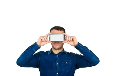 Görsel sanal gerçeklik kavramı olarak genç adam tutun telefon cole vr gözlük gibi görünürler. Beyaz arka plan üzerinde izole yeni teknoloji deneyimi.