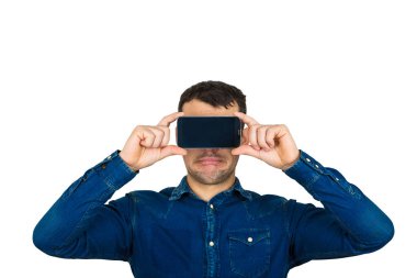 Hayal kırıklığına uğramış genç adam sanal gerçeklik gözlükle gibi cep telefonu aracılığıyla arıyor. Beyaz arka plan üzerinde izole üzgün insan duygu.