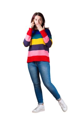 Yaşam tarzı tam uzunlukta konuşmak için telefon ve diğer el ile ağız kapsayan genç kadın öğrenci portresi şaşırttı ve beyaz arka plan üzerinde izole duygu şok.