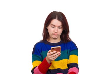 Duygusal şok endişeli ve sürpriz arıyorum cep telefonuyla beyaz arka plan üzerinde izole duran sevimli genç güzel kadın olarak. İnsan ifade ve tepkiler.