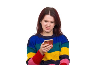 Duygusal şok endişeli ve sürpriz arıyor smartphone tarama beyaz arka plan üzerinde izole duran sevimli genç güzel kadın olarak. İnsan ifade ve tepkiler.