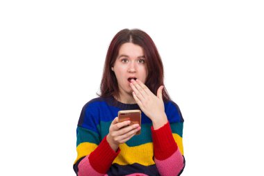 Kötü haber fotoğraf iletisi iğrenç duygu ile yüzünü görüyor telefonunu kullanarak kamera bakarak şok endişeli korkmuş genç kız beyaz arka plan üzerinde izole. İnsan tepkisi kavramı.