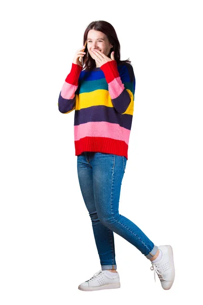 전화에 말하는 광범위 평온한 매력적인 여자의 초상화 청바지와 스웨터를 캐주얼 — 스톡 사진