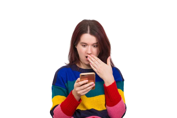 惊讶的年轻女子张开嘴张开手盖 而浏览她的手机孤立在白色背景 — 图库照片