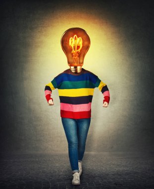 Ampul yerine baş güç ve enerji kavramı. Öfkeli kadın holding yumruk sinir olmak elektrik dürtü oluşturun. Gerçeküstü görüntü fikir ve yaratıcılık sembolü.