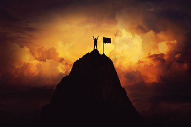 Bir kadın olarak üstesinden engel kaldirsin kadar bitirmek bayrak ulaşan bir dağın. Zafer ve başarı günbatımı arka plan üzerinde kutlamak. Hedef başarı simgesi.