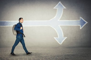 Genç bir sırt çantası seçin yön okları üç farklı yolla bölünmüş olarak gitmek taşımak yürüyüş seyahat adam. Yukarı, aşağı ve ileri bir seçim. Zor bir karar, güven kavramı. 