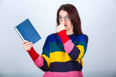 Bir kitap sürpriz arıyor onu gözlük sabitleme şok genç kadın öğrenci.