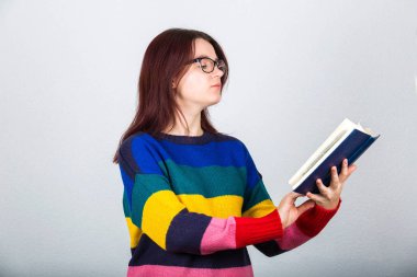 Gözlük takan bir kitap okuma göz yorgunluğu acı genç kadın öğrenci. Metin, kötü görme gücü problem görmek sorun yaşıyor. Görme sorunları kavramı, ciddi yüz ifadesi.