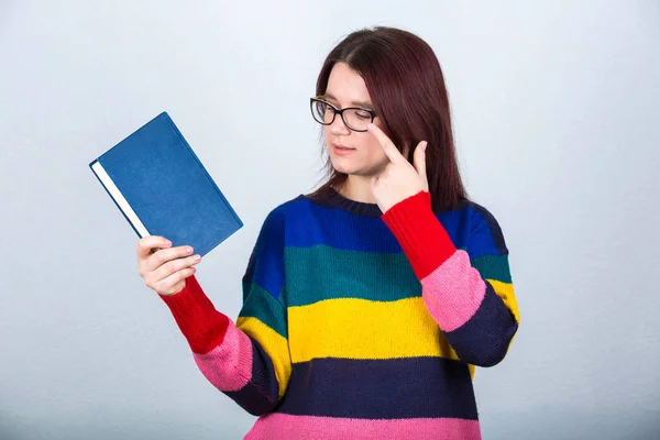 Estudiante Joven Pensativa Con Gafas Mirando Libro Mano — Foto de Stock