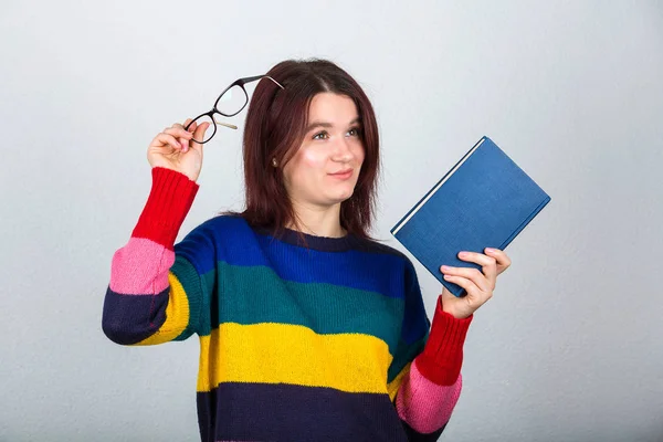 Dzień Student Kobietę Okulary Książki Myślenia Patrząc Hotelu Koncepcja Edukacyjna — Zdjęcie stockowe