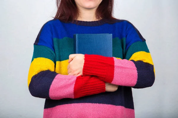 Zbliżenie Ciało Młodej Kobiety Kolorowy Swetrze Trzyma Książkę Klatki Piersiowej — Zdjęcie stockowe