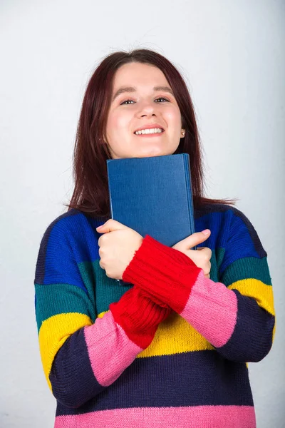 Allegro Studente Donna Abbracciare Libro Sorridere Alla Fotocamera Isolato Sfondo — Foto Stock