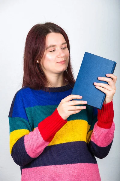 Junge Studentin Hält Ein Buch Der Hand Und Blickt Aufmerksam — Stockfoto