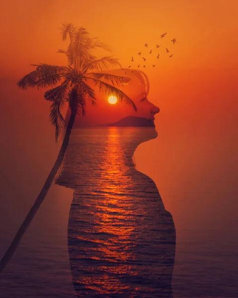Lächelnde Frau Silhouette Doppelbelichtungseffekt Über Meer Sonnenuntergang Hintergrund Wunderschöne Exotische — Stockfoto