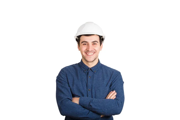 明るく自信を持って若い男エンジニア腕組みは白い背景に分離カメラを身に着けている保護用のヘルメット笑顔探して — ストック写真