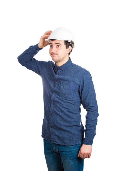 白い背景に分離された失望探して頭に手を保持している保護用のヘルメットを身に着けている若い男が混乱しているエンジニア — ストック写真