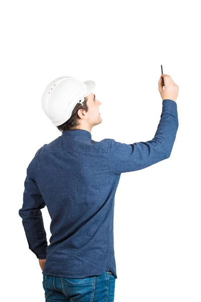 保護用のヘルメット鉛筆描画分離コピー スペースと白い背景の上身に着けている創造的な若い男エンジニアの背面図 — ストック写真
