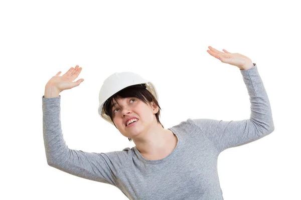 折りたたむには白い背景で隔離の頭の上の巨大な何かの挙手を探している若い女性エンジニアが怖い 健康と安全 労働者保護の概念 気をつけろ 気をつけてください — ストック写真