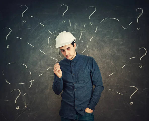 Ingeniero Joven Desconcertado Usando Casco Protector Pensando Apuntando Lápiz Cabeza — Foto de Stock