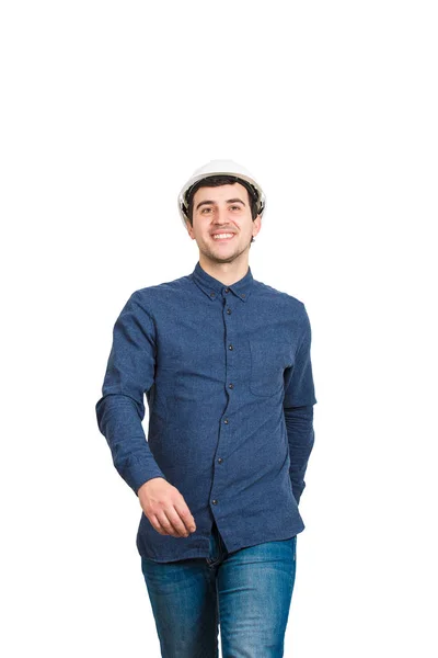 运动看法作为正面年轻人工程师自信步行对照相机戴被隔绝的保护的安全帽在白色背景 — 图库照片