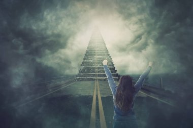 Kadın olarak mistik görünümü başarı stand yolda kutlamak ve gökyüzüne kadar gidiş bir merdiven bulundu. Özgürlük kavramı. Fırsat merdiven, başarısızlık veya başarı gerçeküstü yol.