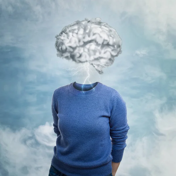 Conceito Brainstorm Como Mulher Tem Rosto Invisível Cérebro Forma Nuvem — Fotografia de Stock