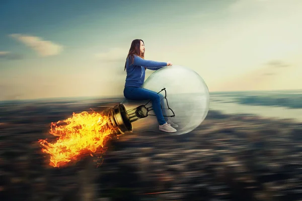 Surrealistiska Visa Som Självsäker Ung Kvinna Kör Glödlampa Raketen Flyger — Stockfoto
