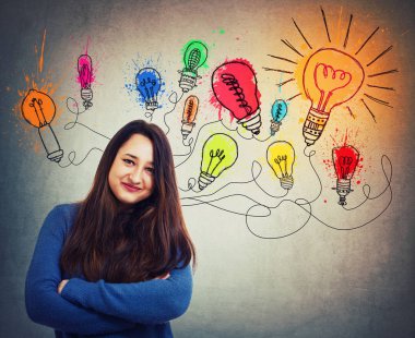 Genç yaratıcı kadının başının üzerine renkli Işık Ampüller büyük fikirler var. Akıllı ve becerikli kız farklı düşünme, genius çözümleri kavramı. Başarı için yol olarak alternatif yorumu.