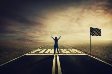 Rekabetçi genç kadın yolun bitiş çizgisine çapraz ellerini yükselterek doruk noktası kutlamak. Gerçeküstü meydan kavramı, motivasyon ve başarı kazanan. Kendini geliştirme için fırsat yol.