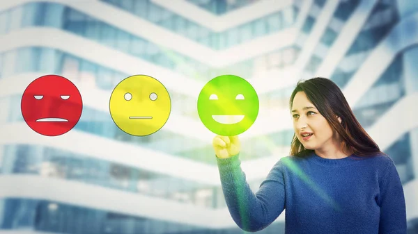 Junge Frau Die Digitale Bildschirmoberfläche Berührt Wählt Glückliche Emoticon Gesichtsbewertung — Stockfoto