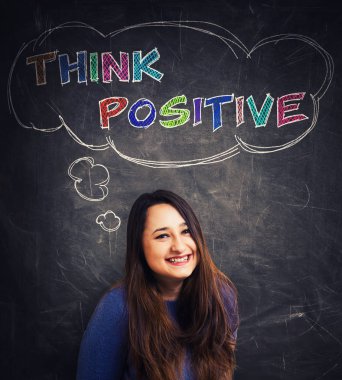 Sevimli genç kadın doğal gülümseme blackboard arka plan ve metin düşünüyorum olumlu bir düşünce balonu üzerinde izole kamera için arıyorum. Renkli motivasyonel sloganı, eğlence, zevk yaşam.