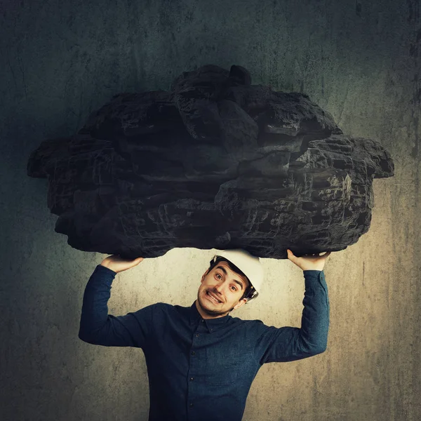 Ingeniero Masculino Estresado Sosteniendo Una Piedra Pesada Enorme Sobre Cabeza — Foto de Stock