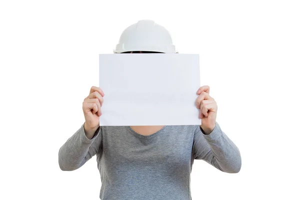 Junge Ingenieurin Mit Schutzhelm Hält Ein Leeres Papierblatt Das Ihr — Stockfoto