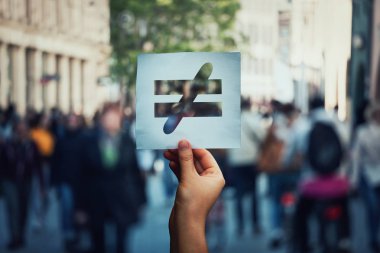 İnsan eşitsizlik küresel sosyal sorun olarak. Haksızlık, haksızlık sembolü kalabalık sokak arka plan üzerinde bir kağıt levha tutan el olarak ırk, cinsiyet ve din gerekçesiyle Ayrımcılık durdurmak.
