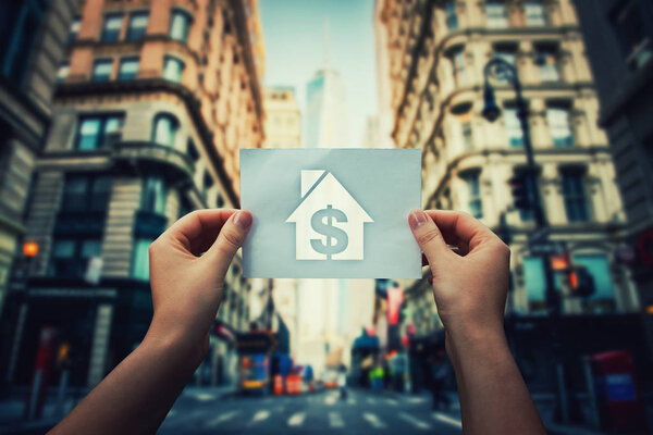 Бедность и бездомность глобальная концепция проблемы как женщина держит в руках бумажный лист с иконой дома и доллара внутри посреди улицы большого города. Отсутствие приличия, прекращение дискриминации
.