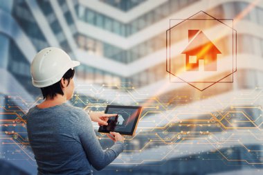 Tablet bilgisayar Gadget'ı kullanarak koruyucu miğfer kadın inşaat mühendisi, dijital ev, boyutları ölçme görüntülemek ve hesaplamalar yapmak. Modern teknoloji, özellik sigorta kavramı.